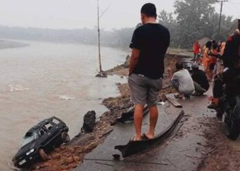 Foto: Mobil Wisatawan Terperosok ke Sungai di Jalur Menuju Tangkahan, Langkat 1