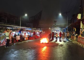 Foto: Tolak Relokasi Pasar Horas Siantar, Pedagang Gelar Aksi Protes dan Bakar Ban di Jalan Merdeka 9