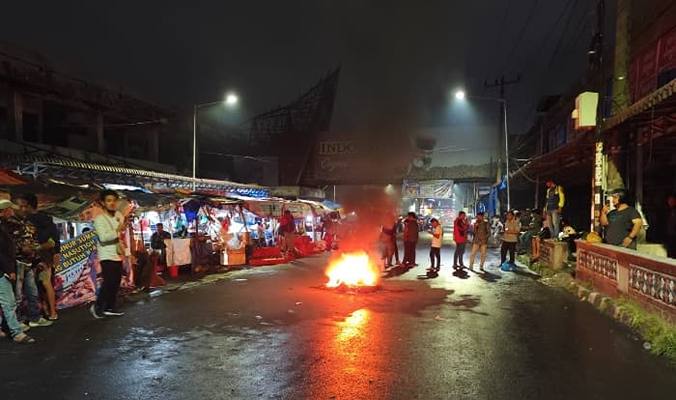 Foto: Aksi ini ditandai dengan pembakaran ban.(Foto:Mistar.id)