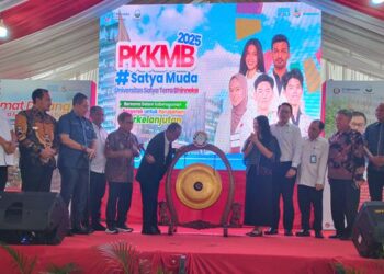 Mendiktisaintek Brian Yuliarto bersama Pendiri YPSIM Dr. Sofyan Tan membuka kegiatan Pengenalan Kehidupan Kampus Mahasiswa Baru (PKKMB) di Universitas Satya Terra Bhinneka, Medan Sunggal, pada Senin (8/9/2025).(SeputarSumut/Siong)