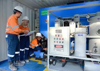 Tim Departemen Environment PT Agincourt Resources melakukan pemeriksaan alat pada waste oil processing plant (WOPP) di Tambang Emas Martabe, Batang Toru, Tapanuli Selatan, Sumatra Utara.(Dok:PTAR)