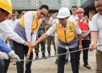 Foto: Tata Kota dan Nyamankan Warga, Rico Waas Gencarkan Penanaman Kabel Bawah Tanah 3