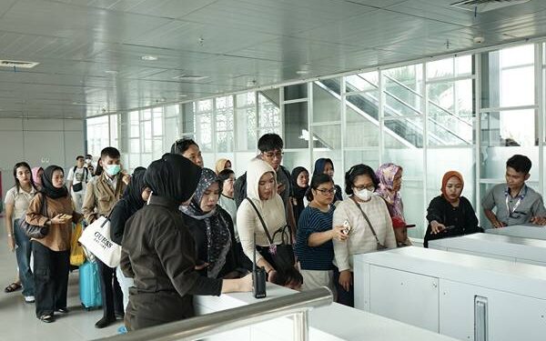 Mulai Hari Ini, JPO Stasiun Medan Ditutup; Seluruh Akses Masuk KAI Bandara Dipindah ke Jalan Jawa 1 Jembatan Penyeberangan Orang (JPO) yang menghubungkan Gedung Lama Stasiun Medan dan Gedung Baru KAI Bandara resmi ditutup mulai hari ini, Jumat (12/9) pukul 00.00 WIB. Seluruh akses masuk dan keluar penumpang KAI Bandara kini dipusatkan melalui pintu arah Jalan Jawa.(Dok:KAI Bandara)