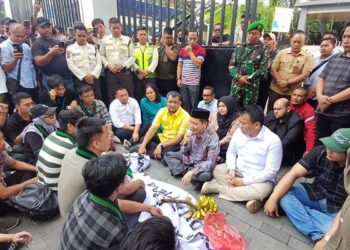Tiga Pimpinan dan 7 Anggota DPRD Medan Temui Massa HMI