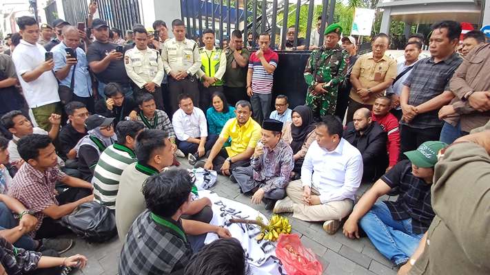 Foto: Tiga pimpinan dan tujuh wakil rakyat Kota Medan duduk bersila di atas trotoar untuk berdiskusi dengan massa HMI saat berunjukrasa di gedung DPRD Kota Medan, Rabu (3/9/2025).(Ist)