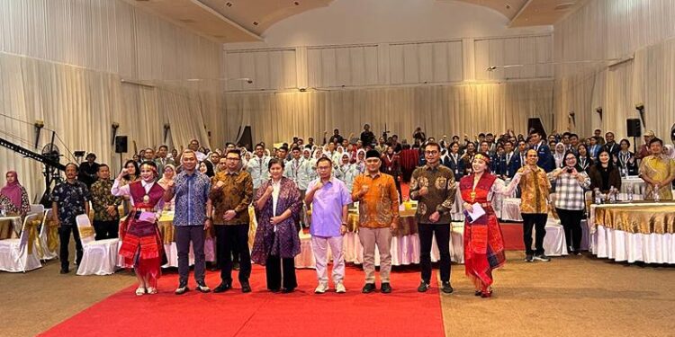 Anggota Badan Sosialisasi MPR RI dari Fraksi PDI Perjuangan, dr. Sofyan Tan, menghadiri Lomba Cerdas Cermat (LCC) 4 Pilar MPR RI yang diselenggarakan di Megah Paramount Convention Center, Jalan Putri Merak Jingga, Medan, pada Sabtu (20/9/2025).(Ist)