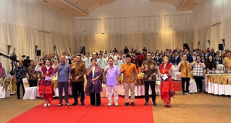 Foto: Anggota Badan Sosialisasi MPR RI dari Fraksi PDI Perjuangan, dr. Sofyan Tan, menghadiri Lomba Cerdas Cermat (LCC) 4 Pilar MPR RI yang diselenggarakan di Megah Paramount Convention Center, Jalan Putri Merak Jingga, Medan, pada Sabtu (20/9/2025).(Ist)