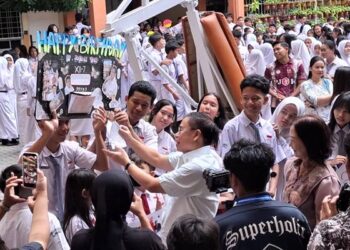 dr. Sofyan Tan, Ketua Dewan Pembina Yayasan Perguruan Sultan Iskandar Muda (YPSIM) merayakan hari ulang tahun ke-66
bersama keluarga dan anak asuh Kamis (25/9).(Ist)