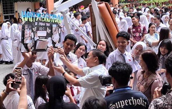 dr. Sofyan Tan, Ketua Dewan Pembina Yayasan Perguruan Sultan Iskandar Muda (YPSIM) merayakan hari ulang tahun ke-66
bersama keluarga dan anak asuh Kamis (25/9).(Ist)