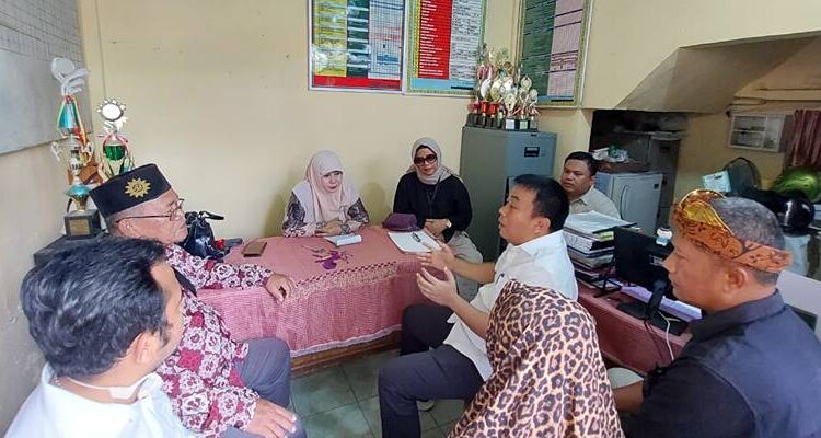 Foto: Wakil Ketua DPRD Medan Zulkarnaen saat menemui kepala SD Muhammadiyah 27 bersama sejumlah guru guna membahas salah satu siswa kurang mampu.(Ist)
