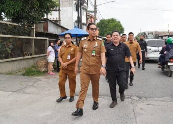 Foto: Wali Kota Rico Waas Tinjau Jalan Sunggal, Warga Sumringah: “Terima Kasih, Pak Wali!” 6