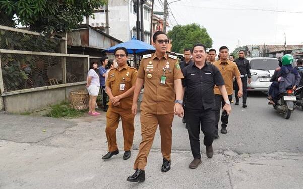 Wali Kota Medan, Rico Tri Putra Bayu Waas, saat meninjau hasil pembetonan  dan pembangunan drainase Jalan Sunggal, Medan Sunggal, pada Senin (29/9/2025).(Dok:Diskominfo Medan)