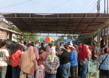Foto: Warga Galang Kota Blokir Jalan Perintis Kemerdekaan, Tuntut Perbaikan Jalan Rusak Selama 13 Tahun 7