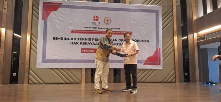 Foto: Sofyan Tan dalam agenda Bimtek Penyusunan Draft Dokumen HKI yang terselenggara atas kerja sama dengan BRIN di Hotel Le Polonia, Medan, Senin, 20 Oktober 2025.(Ist)