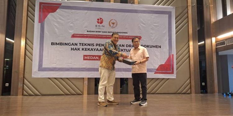 Sofyan Tan dalam agenda Bimtek Penyusunan Draft Dokumen HKI yang terselenggara atas kerja sama dengan BRIN di Hotel Le Polonia, Medan, Senin, 20 Oktober 2025.(Ist)