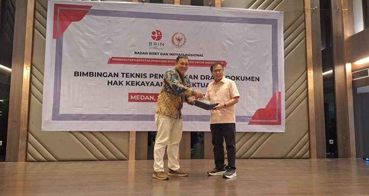 Foto: Sofyan Tan dalam agenda Bimtek Penyusunan Draft Dokumen HKI yang terselenggara atas kerja sama dengan BRIN di Hotel Le Polonia, Medan, Senin, 20 Oktober 2025.(Ist)
