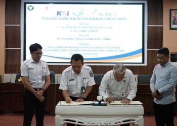 Vice President KAI Divre I Sumut, Sofan Hidayah (kedua kiri) dan Kepala Kejaksaan Tinggi Sumatera Utara, Dr. Harli Siregar, S.H., M.Hum (kedua kanan) menandatangani PKS di Kantor Kejaksaan Tinggi Sumatera Utara, Kota Medan pada Kamis (23/10/2025).(Dok:KAI Divre I Sumut)