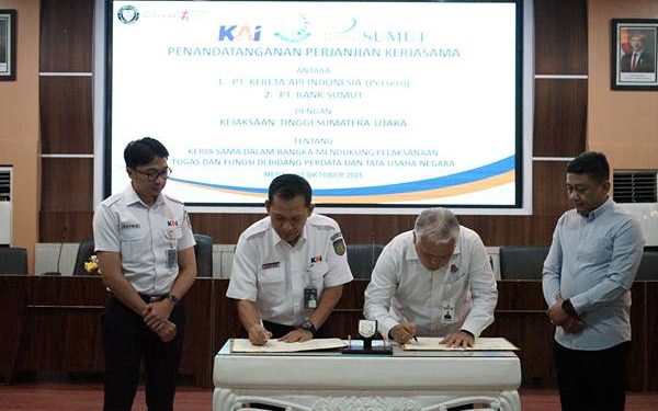 KAI Divre I Sumut Gandeng Kejati Sumut Amankan Aset Negara dari Oknum 1 Vice President KAI Divre I Sumut, Sofan Hidayah (kedua kiri) dan Kepala Kejaksaan Tinggi Sumatera Utara, Dr. Harli Siregar, S.H., M.Hum (kedua kanan) menandatangani PKS di Kantor Kejaksaan Tinggi Sumatera Utara, Kota Medan pada Kamis (23/10/2025).(Dok:KAI Divre I Sumut)