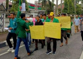 Ikatan Pelajar Al Washliyah (IPA) dan Gerakan Pemuda Al Washliyah (GPA) Kota Pematangsiantar menggelar aksi demo di kantor Wali Kota Pematangsiantar, Jumat (3/10/2025). (Foto:Gideon/Mistar.id)