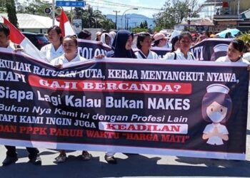 Sebanyak 179 Tenaga Kesehatan Sukarela (TKS)  melaksanakan aksi unjuk rasa di depan Kantor DPRD Kabupaten Tapanuli Tengah (Tapteng) pada Kamis (2/10/2025).(foto:Feliks/Mistar.id)