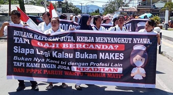 Sebanyak 179 Tenaga Kesehatan Sukarela (TKS)  melaksanakan aksi unjuk rasa di depan Kantor DPRD Kabupaten Tapanuli Tengah (Tapteng) pada Kamis (2/10/2025).(foto:Feliks/Mistar.id)