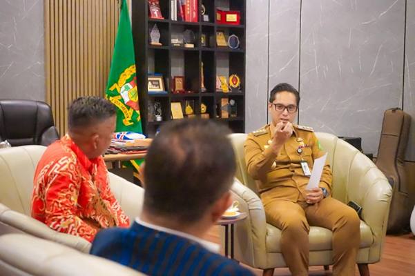 Foto: Audiensi dari Panitia Perayaan Natal Punguan Raja Sitanggang Dohot Boruna (Purasitabor) Provinsi Sumut, di Rumah Dinas Wali Kota Medan, Senin (27/10/2025).(Dok:Diskominfo Medan)
