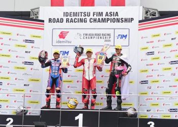 Fadillah Arbi Aditama (tengah) berhasil raih podium pertama di kelas AP250 pada race kedua di gelaran Asia Road Racing Champhionship (ARRC) 2025 seri kelima di Sepang International Circuit, Malaysia (11-12/10).(Ist)
