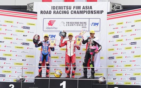 Fadillah Arbi Aditama (tengah) berhasil raih podium pertama di kelas AP250 pada race kedua di gelaran Asia Road Racing Champhionship (ARRC) 2025 seri kelima di Sepang International Circuit, Malaysia (11-12/10).(Ist)