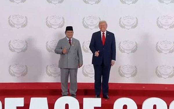 Presiden RI Prabowo Subianto berpose bersama Presiden Amerika Serikat Donald Trump pada KTT Perdamaian Gaza di Mesir.(Setpres)
