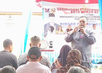 Anggota DPRD Kota Medan Binsar Simarmata saat mengelar Sosper Daerah Kota Medan Nomor 3 Tahun 2021 di Lapangan Bola Jalan Luku I, Kota Medan, Sabtu (25/10/2015).(Ist)