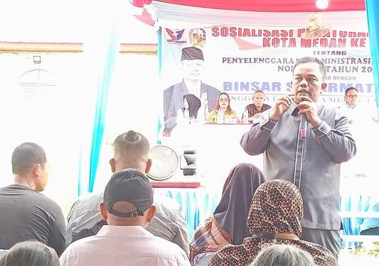 Di Sosper Binsar Simarmata Kelurahan Kwala Bekala Butuh SMP Negeri 1 Anggota DPRD Kota Medan Binsar Simarmata saat mengelar Sosper Daerah Kota Medan Nomor 3 Tahun 2021 di Lapangan Bola Jalan Luku I, Kota Medan, Sabtu (25/10/2015).(Ist)
