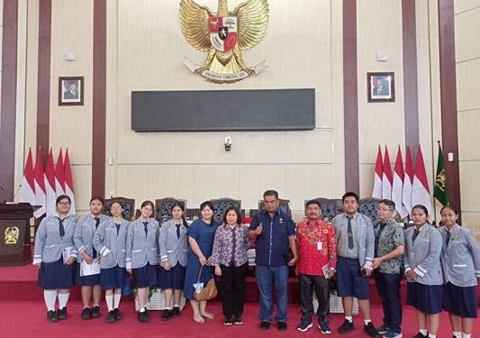 Anggota DPRD Medan Binsar Simarnata saat mengajak rombongan Panitia Pensi SMP Santo Yosep Pemuda ke ruang rapat paripurna  yang ada di gedung DPRD Medan, Selasa (14/10/2025). (seputarsumut.com/Robenson).