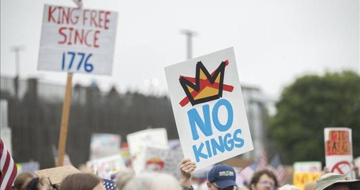 Ribuan demonstran menyuarakan tuntutan agar pemerintah menerapkan politik yang lebih tenang dan stabil.(Foto: The Atlantic)