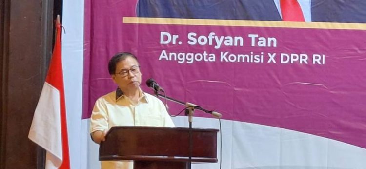 Foto: Anggota Komisi X DPR RI, dr Sofyan Tan dalam
acara Diseminasi Produk Pengembangan Kebahasaan dan Kesastraan di Hotel Four Points by Sheraton, Jalan Gatot Subroto, Medan, pada Sabtu (18/10).(Ist)