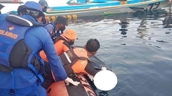Foto: Tim SAR gabungan berhasil menemukan nelayan yang sempat hilang.Nelayan tersebut ditemukan dalam keadaan meninggal dunia.(Dok:Basarnas Kendari/trb)
