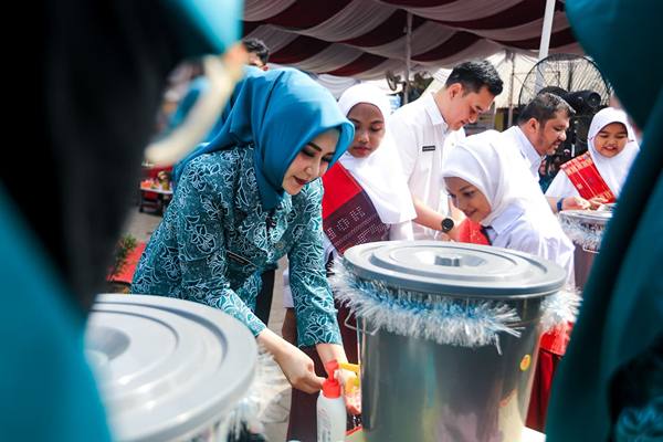 Foto: Peringatan Hari Cuci Tangan Pakai Sabun Sedunia tingkat Kota Medan ini dihadiri Ketua TP PKK Kota Medan Ny Airin Rico Waas diwakili Istri Wakil Wali Kota Medan Ny Martinijal Zakiyuddin Harahap.(Dok:Diskominfo Medan)