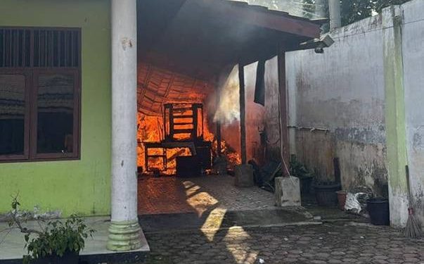 Korsleting AC, Kantor Kesbangpol Binjai Terbakar, Kerugian Capai Puluhan Juta 1 Petugas BPBD Binjai berupaya memadamkan api. (Foto:BPBD Binjai/mst)