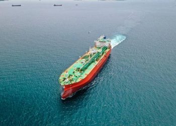 Jalur Sutera Energi: Kisah Baja, Ombak 9 Meter, dan Digitalisasi di Jantung Armada Maritim Indonesia 2 Bukan Sekadar Logistik: Kapal Tanker PIS adalah Benteng Bergerak yang menjaga 161 miliar liter energi nasional didistribusikan ke seluruh pelosok negeri.(Dok:PIS)