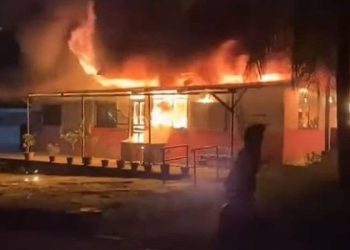 Kebakaran hebat melanda bangunan kantor Dinas Pendidikan Kabupaten Nias Selatan (Nisel) pada Rabu malam, 8 Oktober 2025, sekitar pukul 20.30 WIB.(Istimewa)
