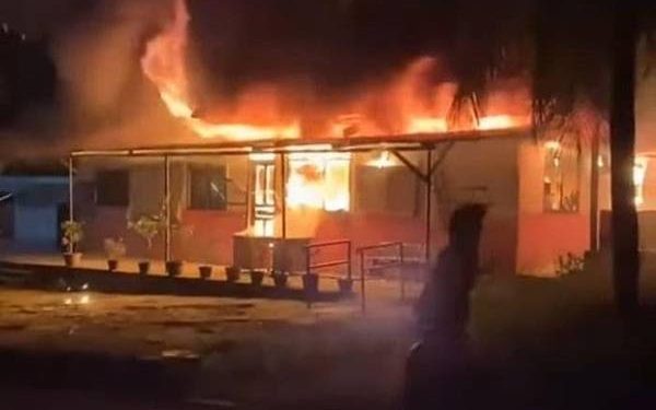 Kebakaran hebat melanda bangunan kantor Dinas Pendidikan Kabupaten Nias Selatan (Nisel) pada Rabu malam, 8 Oktober 2025, sekitar pukul 20.30 WIB.(Istimewa)