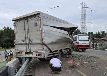 Foto: Tabrakan Maut Isuzu Jumbo vs Box Mitsubishi di Jembatan Kembar Peureulak Aceh Timur 5