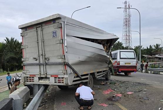Isuzu Jumbo terlibat tabrakan keras dengan mobil box barang Mitsubishi Colt Diesel sekitar pukul 08.15 WIB.(Foto: AJNN/Rizalihadi)