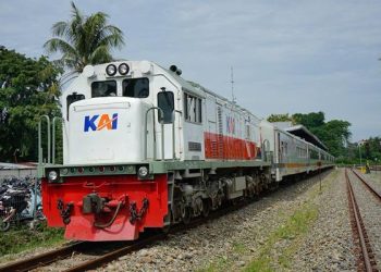 Seluruh masyarakat diimbau tidak berjalan, duduk, atau melakukan aktivitas apapun di jalur maupun di sekitar rel kereta api.(Dok:KAI Bandara)