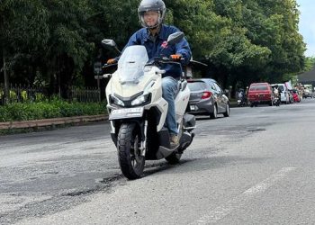 Foto: Waspada Jalan Berlubang, Ini Tips #Cari_Aman untuk Pengendara Motor 3