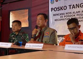 Mayor Jenderal Budi Irawan (tengah) Deputi 3 Tanggap Darurat BNPB konferensi pers di Posko BNPB, Senin (6/10/2025). (Foto:Wildan suarasurabaya.net)