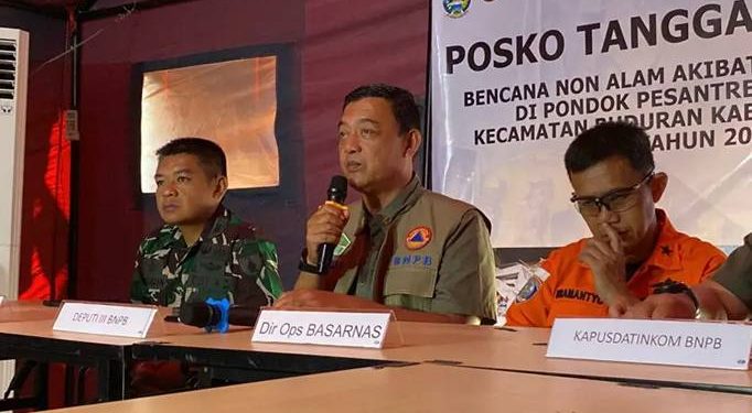 Mayor Jenderal Budi Irawan (tengah) Deputi 3 Tanggap Darurat BNPB konferensi pers di Posko BNPB, Senin (6/10/2025). (Foto:Wildan suarasurabaya.net)