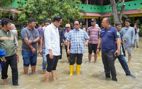 Wali Kota Medan, Rico Tri Putra Bayu Waas, mengunjungi para korban banjir di Kecamatan Medan Labuhan yang mengungsi di SD Negeri 060950 Jalan Kolonel Yos Sudarso dan Masjid Al-Ikhlas Jalan Titi Pahlawan, Kelurahan Pekan Labuhan, Minggu (12/10/2025).(Dok:Diskominfo Medan)