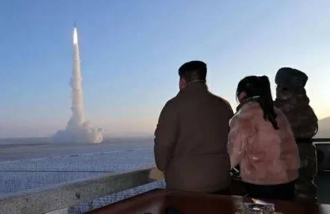 Korut Tembakkan Rudal Balistik Jarak Pendek Jelang Kunjungan Trump ke Korsel 1 Korea Utara dilaporkan meluncurkan sejumlah rudal balistik jarak pendek pada hari Rabu (22/10).(Foto/X/@ferozwala)