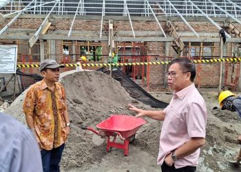 Anggota Komisi X DPR RI dari Fraksi PDI Perjuangan, dr Sofyan Tan, menyusuri pelosok di pinggiran Sungai Deli dalam rangka memastikan program pembangunan revitalisasi sekolah berjalan tepat sasaran.(Ist)