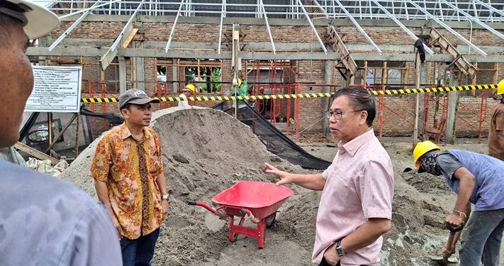 Anggota Komisi X DPR RI dari Fraksi PDI Perjuangan, dr Sofyan Tan, menyusuri pelosok di pinggiran Sungai Deli dalam rangka memastikan program pembangunan revitalisasi sekolah berjalan tepat sasaran.(Ist)